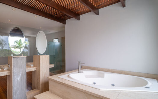 REMATE BANCARIO!!! Casa en Residencial Manantiales (Asunción de Belén)(Lote: 1930 m2 / Const: 1008 m2) 6 hab, 5 1/2 baños, piscina, jardín enorme. Cod. 138627