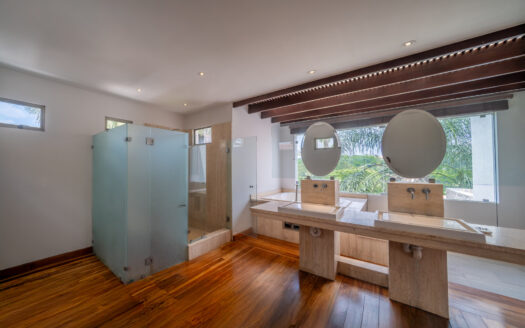 REMATE BANCARIO!!! Casa en Residencial Manantiales (Asunción de Belén)(Lote: 1930 m2 / Const: 1008 m2) 6 hab, 5 1/2 baños, piscina, jardín enorme. Cod. 138627