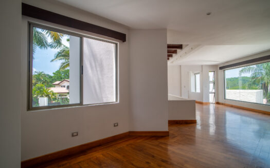 REMATE BANCARIO!!! Casa en Residencial Manantiales (Asunción de Belén)(Lote: 1930 m2 / Const: 1008 m2) 6 hab, 5 1/2 baños, piscina, jardín enorme. Cod. 138627