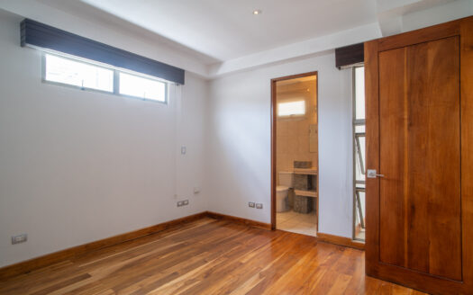 REMATE BANCARIO!!! Casa en Residencial Manantiales (Asunción de Belén)(Lote: 1930 m2 / Const: 1008 m2) 6 hab, 5 1/2 baños, piscina, jardín enorme. Cod. 138627