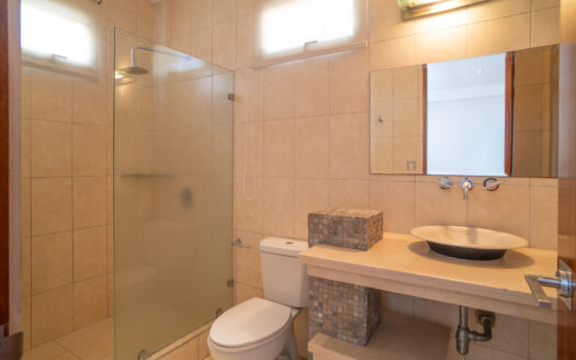 REMATE BANCARIO!!! Casa en Residencial Manantiales (Asunción de Belén)(Lote: 1930 m2 / Const: 1008 m2) 6 hab, 5 1/2 baños, piscina, jardín enorme. Cod. 138627