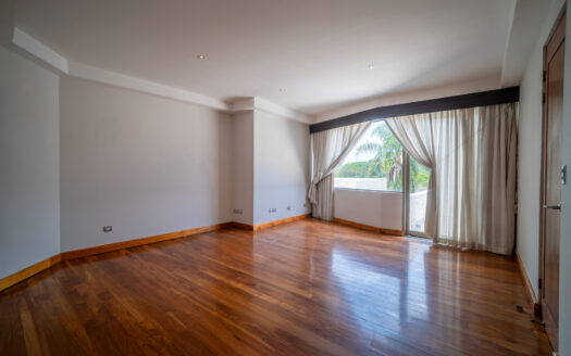 REMATE BANCARIO!!! Casa en Residencial Manantiales (Asunción de Belén)(Lote: 1930 m2 / Const: 1008 m2) 6 hab, 5 1/2 baños, piscina, jardín enorme. Cod. 138627