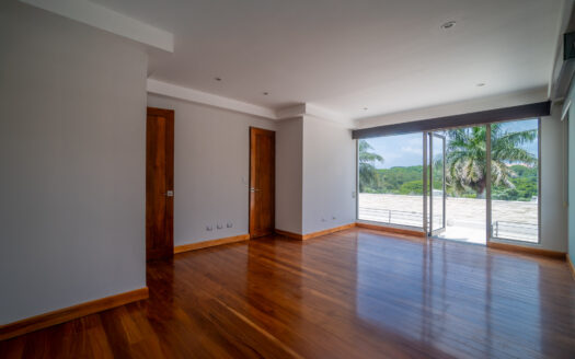 REMATE BANCARIO!!! Casa en Residencial Manantiales (Asunción de Belén)(Lote: 1930 m2 / Const: 1008 m2) 6 hab, 5 1/2 baños, piscina, jardín enorme. Cod. 138627