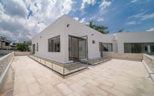 REMATE BANCARIO!!! Casa en Residencial Manantiales (Asunción de Belén)(Lote: 1930 m2 / Const: 1008 m2) 6 hab, 5 1/2 baños, piscina, jardín enorme. Cod. 138627