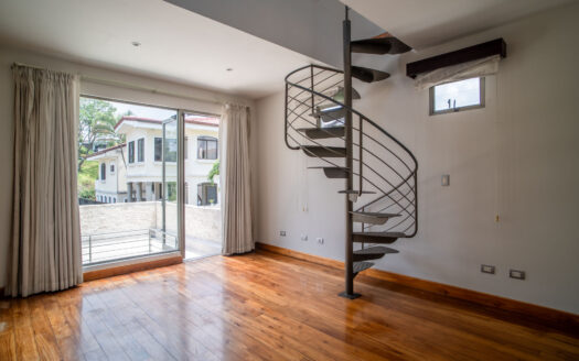 REMATE BANCARIO!!! Casa en Residencial Manantiales (Asunción de Belén)(Lote: 1930 m2 / Const: 1008 m2) 6 hab, 5 1/2 baños, piscina, jardín enorme. Cod. 138627