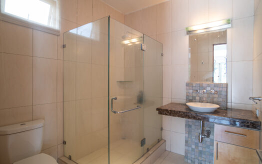 REMATE BANCARIO!!! Casa en Residencial Manantiales (Asunción de Belén)(Lote: 1930 m2 / Const: 1008 m2) 6 hab, 5 1/2 baños, piscina, jardín enorme. Cod. 138627