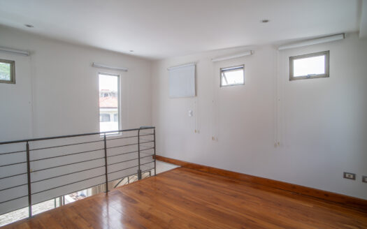 REMATE BANCARIO!!! Casa en Residencial Manantiales (Asunción de Belén)(Lote: 1930 m2 / Const: 1008 m2) 6 hab, 5 1/2 baños, piscina, jardín enorme. Cod. 138627