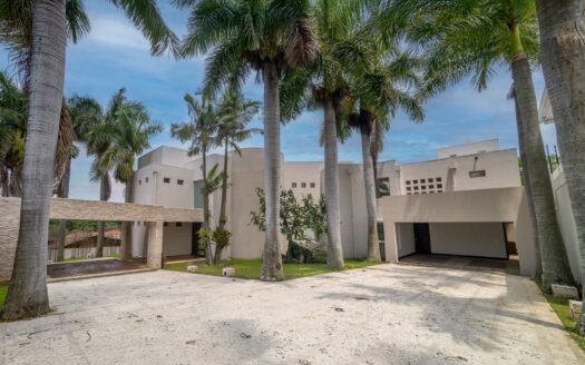 REMATE BANCARIO!!! Casa en Residencial Manantiales (Asunción de Belén)(Lote: 1930 m2 / Const: 1008 m2) 6 hab, 5 1/2 baños, piscina, jardín enorme. Cod. 138627