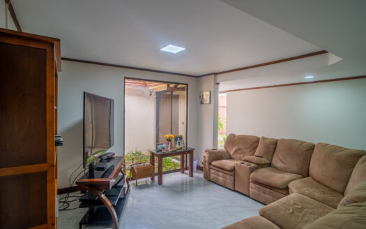 🏡 Casa en Venta en Montes de Oca, San Rafael – Amplia, con Departamento Independiente y Gran Jardín cod.138768