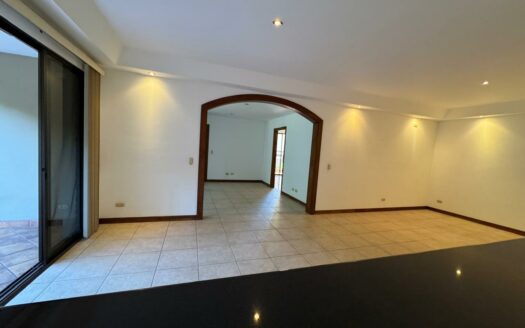 El Apartamento que busca lo tenemos Aquí en Escazú!!! Amplio, cerca de Centros Comerciales a un precio de Oportunidad. Cód 138465