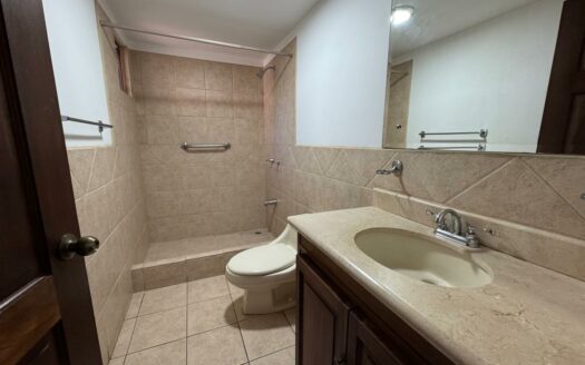 El Apartamento que busca lo tenemos Aquí en Escazú!!! Amplio, cerca de Centros Comerciales a un precio de Oportunidad. Cód 138465