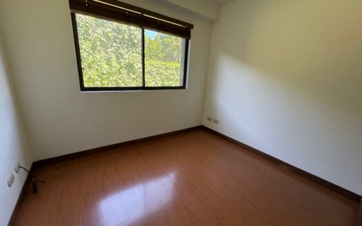 El Apartamento que busca lo tenemos Aquí en Escazú!!! Amplio, cerca de Centros Comerciales a un precio de Oportunidad. Cód 138465