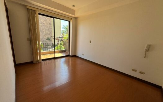 El Apartamento que busca lo tenemos Aquí en Escazú!!! Amplio, cerca de Centros Comerciales a un precio de Oportunidad. Cód 138465