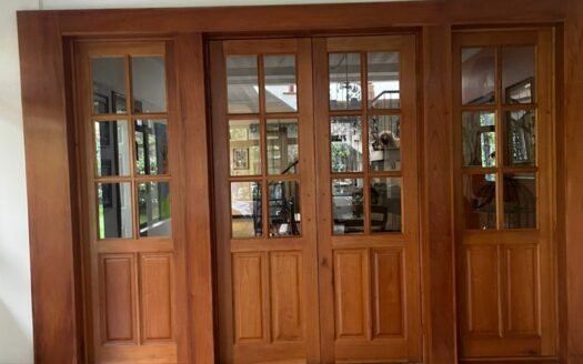 Preciosa y amplia Casa con apartamento independiente en Escazú a solo 800 m de Multiplaza Cód 138556