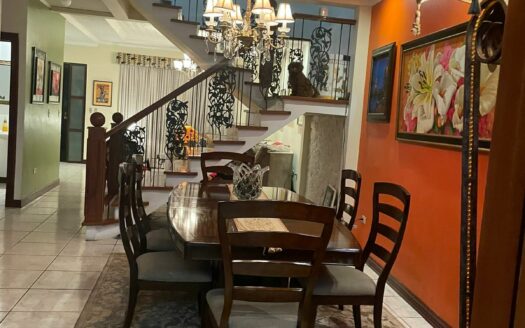 Preciosa y amplia Casa con apartamento independiente en Escazú a solo 800 m de Multiplaza Cód 138556