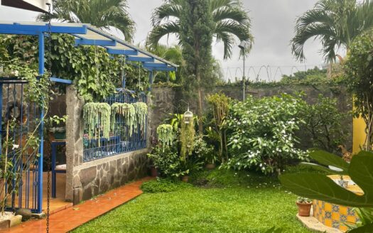 Preciosa y amplia Casa con apartamento independiente en Escazú a solo 800 m de Multiplaza Cód 138556