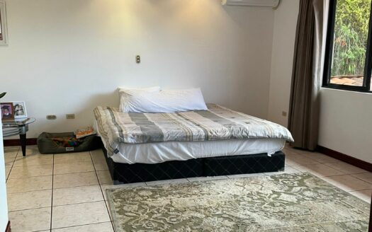 Preciosa y amplia Casa con apartamento independiente en Escazú a solo 800 m de Multiplaza Cód 138556