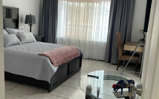 Preciosa y amplia Casa con apartamento independiente en Escazú a solo 800 m de Multiplaza Cód 138556