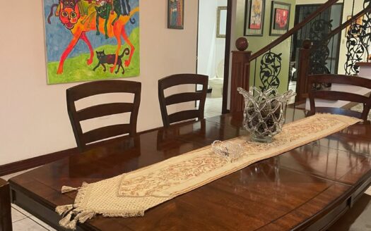 Preciosa y amplia Casa con apartamento independiente en Escazú a solo 800 m de Multiplaza Cód 138556