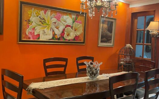 Preciosa y amplia Casa con apartamento independiente en Escazú a solo 800 m de Multiplaza Cód 138556