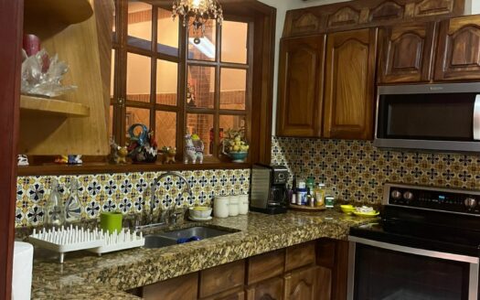 Preciosa y amplia Casa con apartamento independiente en Escazú a solo 800 m de Multiplaza Cód 138556