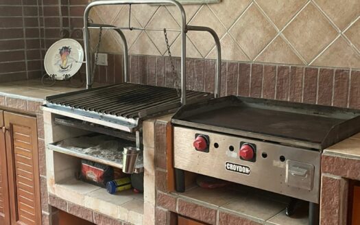 Preciosa y amplia Casa con apartamento independiente en Escazú a solo 800 m de Multiplaza Cód 138556