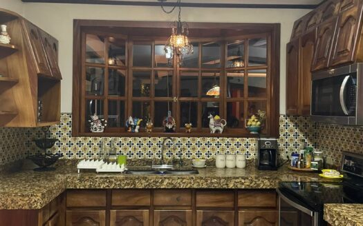 Preciosa y amplia Casa con apartamento independiente en Escazú a solo 800 m de Multiplaza Cód 138556