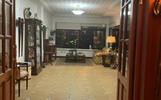 Preciosa y amplia Casa con apartamento independiente en Escazú a solo 800 m de Multiplaza Cód 138556