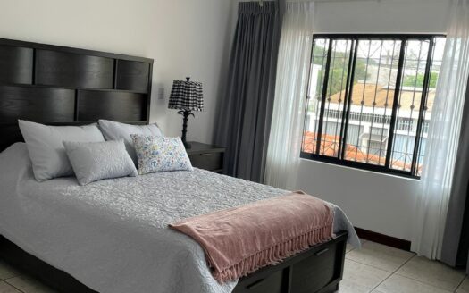 Preciosa y amplia Casa con apartamento independiente en Escazú a solo 800 m de Multiplaza Cód 138556