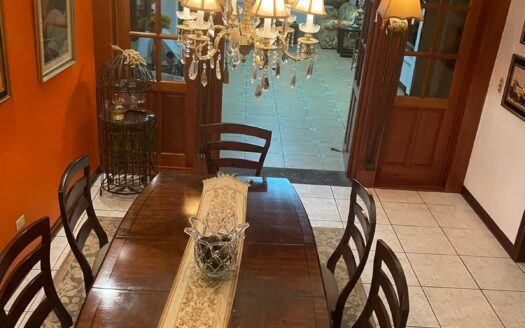 Preciosa y amplia Casa con apartamento independiente en Escazú a solo 800 m de Multiplaza Cód 138556