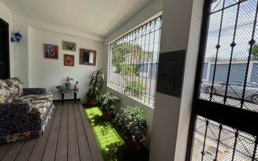 Preciosa y amplia Casa con apartamento independiente en Escazú a solo 800 m de Multiplaza Cód 138556