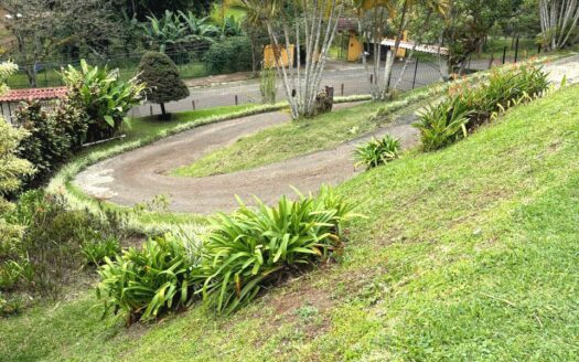 Casa en Venta en Paraíso, Cartago – Lote 1.700 m² y Vista al Valle de Orosi Cod. 138216