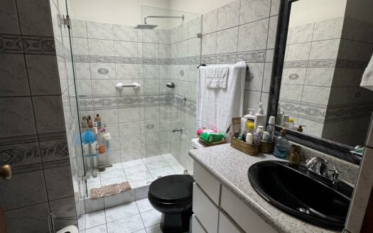 La Casa que buscas en condominio está aquí en Bello Horizonte, Escazú – Seguridad, confort y exclusividad, Cód 139470
