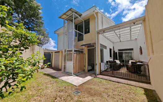 Casa en venta en Sabanilla, con ascensor y amplios espacios en condominio cod.139590