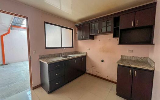 Casa en venta en Lomas de San Antonio, Desamparados, 2 habitaciones – Remate bancario con seguridad 24/7 COD#138386