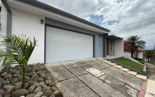 Remate Bancario!!! Amplia y Moderna Casa Renovada, con Zona Verde, en Los Colegios Norte, Moravia COD 139014