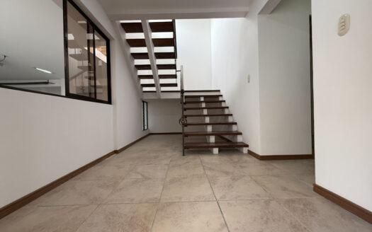 Remate Bancario!!! Amplia y Moderna Casa Renovada, con Zona Verde, en Los Colegios Norte, Moravia COD 139014