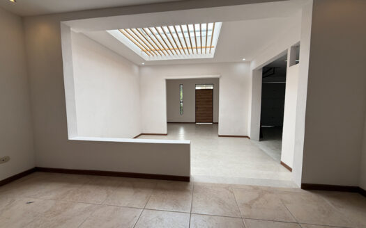 Remate Bancario!!! Amplia y Moderna Casa Renovada, con Zona Verde, en Los Colegios Norte, Moravia COD 139014