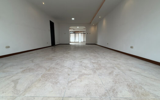 Remate Bancario!!! Amplia y Moderna Casa Renovada, con Zona Verde, en Los Colegios Norte, Moravia COD 139014