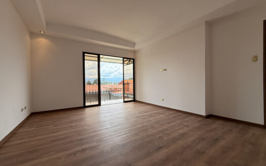 Remate Bancario!!! Amplia y Moderna Casa Renovada, con Zona Verde, en Los Colegios Norte, Moravia COD 139014