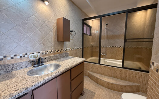 Remate Bancario!!! Amplia y Moderna Casa Renovada, con Zona Verde, en Los Colegios Norte, Moravia COD 139014