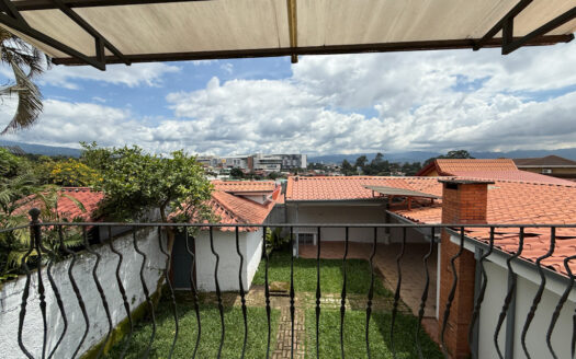 Remate Bancario!!! Amplia y Moderna Casa Renovada, con Zona Verde, en Los Colegios Norte, Moravia COD 139014