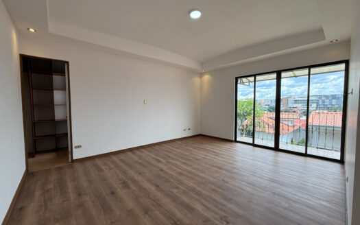 Remate Bancario!!! Amplia y Moderna Casa Renovada, con Zona Verde, en Los Colegios Norte, Moravia COD 139014