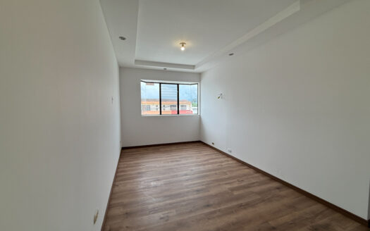 Remate Bancario!!! Amplia y Moderna Casa Renovada, con Zona Verde, en Los Colegios Norte, Moravia COD 139014