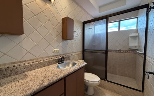 Remate Bancario!!! Amplia y Moderna Casa Renovada, con Zona Verde, en Los Colegios Norte, Moravia COD 139014