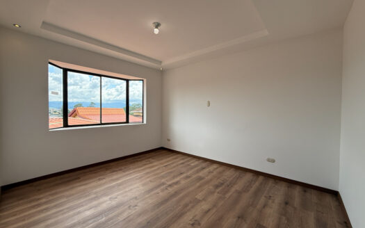 Remate Bancario!!! Amplia y Moderna Casa Renovada, con Zona Verde, en Los Colegios Norte, Moravia COD 139014