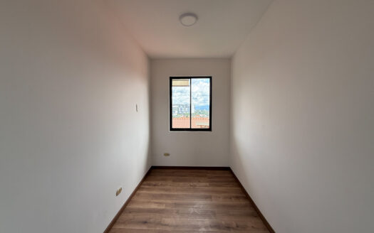 Remate Bancario!!! Amplia y Moderna Casa Renovada, con Zona Verde, en Los Colegios Norte, Moravia COD 139014