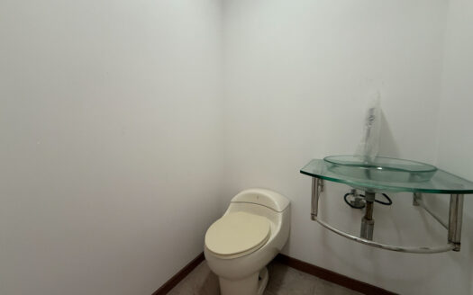 Remate Bancario!!! Amplia y Moderna Casa Renovada, con Zona Verde, en Los Colegios Norte, Moravia COD 139014