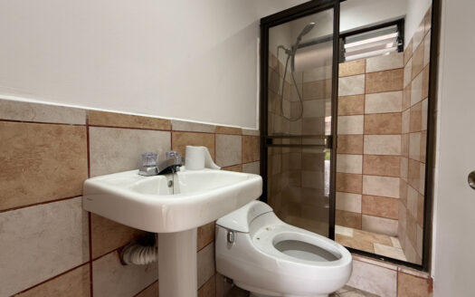 Remate Bancario!!! Amplia y Moderna Casa Renovada, con Zona Verde, en Los Colegios Norte, Moravia COD 139014