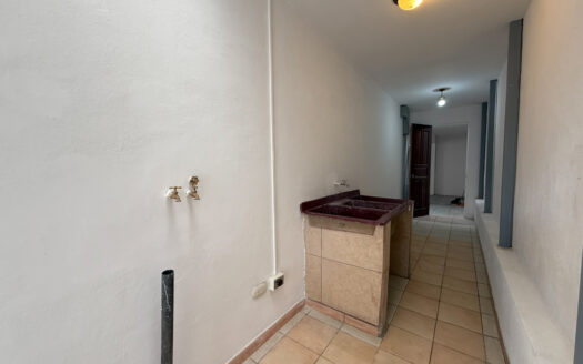 Remate Bancario!!! Amplia y Moderna Casa Renovada, con Zona Verde, en Los Colegios Norte, Moravia COD 139014